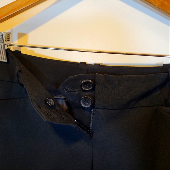 The Limited Exact Stretch Capri Black Pants - Picture 4 of 9